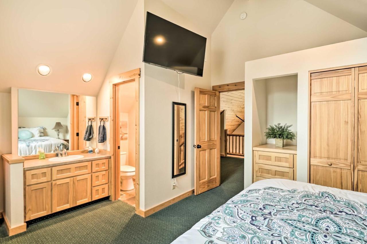 Chalet At Running Y Resort With Wraparound Deck! クラマス・フォールズ エクステリア 写真